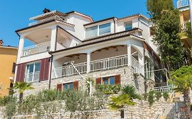 Luxury 1 Bedroom Apartment In Rabac